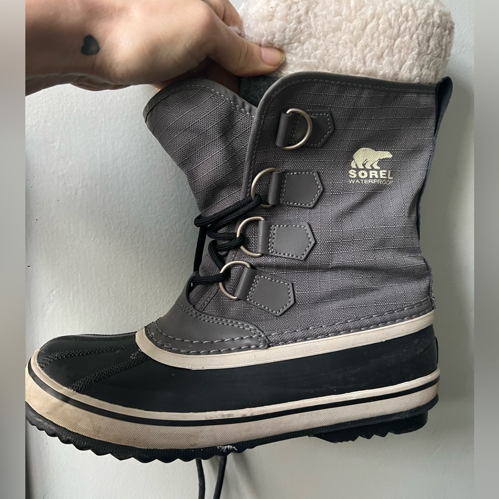 Sorel barely worn grey boots